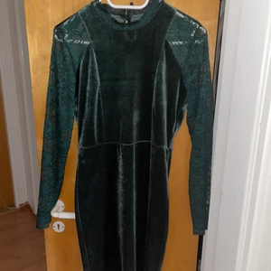 ONLY sammetklänning - Fin klänning i sammet med ärmar i spets. Mörkgrön färg, storlek M. Använd 2 gånger, i princip nyskick. 