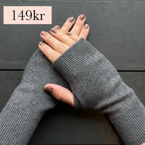 Torgvantar  - Gråa torgvantar från vårt UF-företag Heia UF! Går att beställa här eller via vår Instagram: @heiauf. Kontakta oss gärna för mer info💓