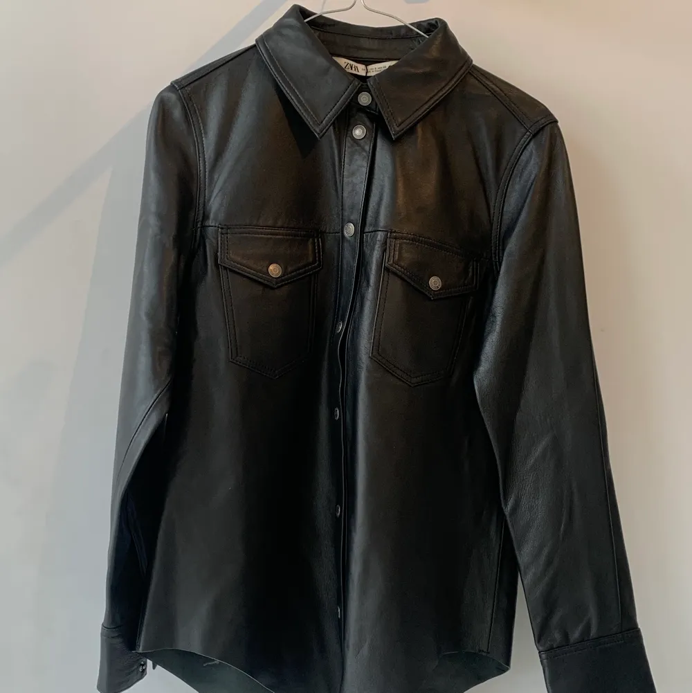 100% Leather garnment, från ZARA. Går lika bra att använda som skjorta, jacka, tröja, kavaj.  Helt oanvänd, hel och ren med prislappen kvar. . Kostymer.