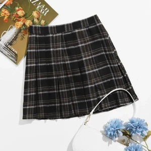 Rutig Kjol - (lånad bild från Shein) Helt ny och oanvänd kjol från Shein, köpt för någon månad sen men oanvänd då den är för stor storlek för mig. Jättefin och asskönt material✌🏼                            