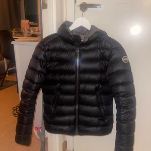 Colmar Jacka  - Skit snygg colmar vinterjacka i storlek 36. Köpte den i år så bara använd ca 1 månad så den är som ny. Pris kan diskuteras vid snabb affär💕