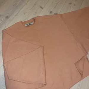 Carin Wester tröja - En croppad tjocktröja från Carin Wester i nyskick. Den är mjuk och varm nästintill oanvänd. Sitter löst och har fluffiga och breda ärmar.