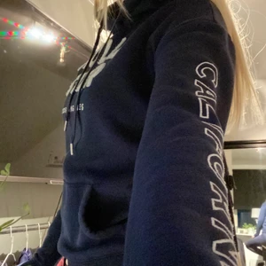 Hollister hoddie - Säljer mina fina fina hoodie från hollister. Super skönt och jätte fin mörkblå färg. Den är i storleken S. Köparen står för frakten❤️
