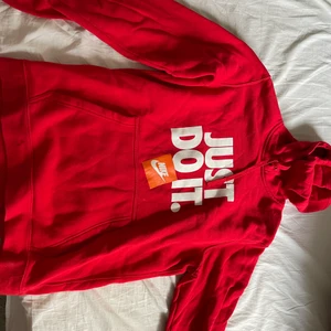 NIKE HOODIE - Färg röd, knappt använd. Väldigt skön att ha på sig. 