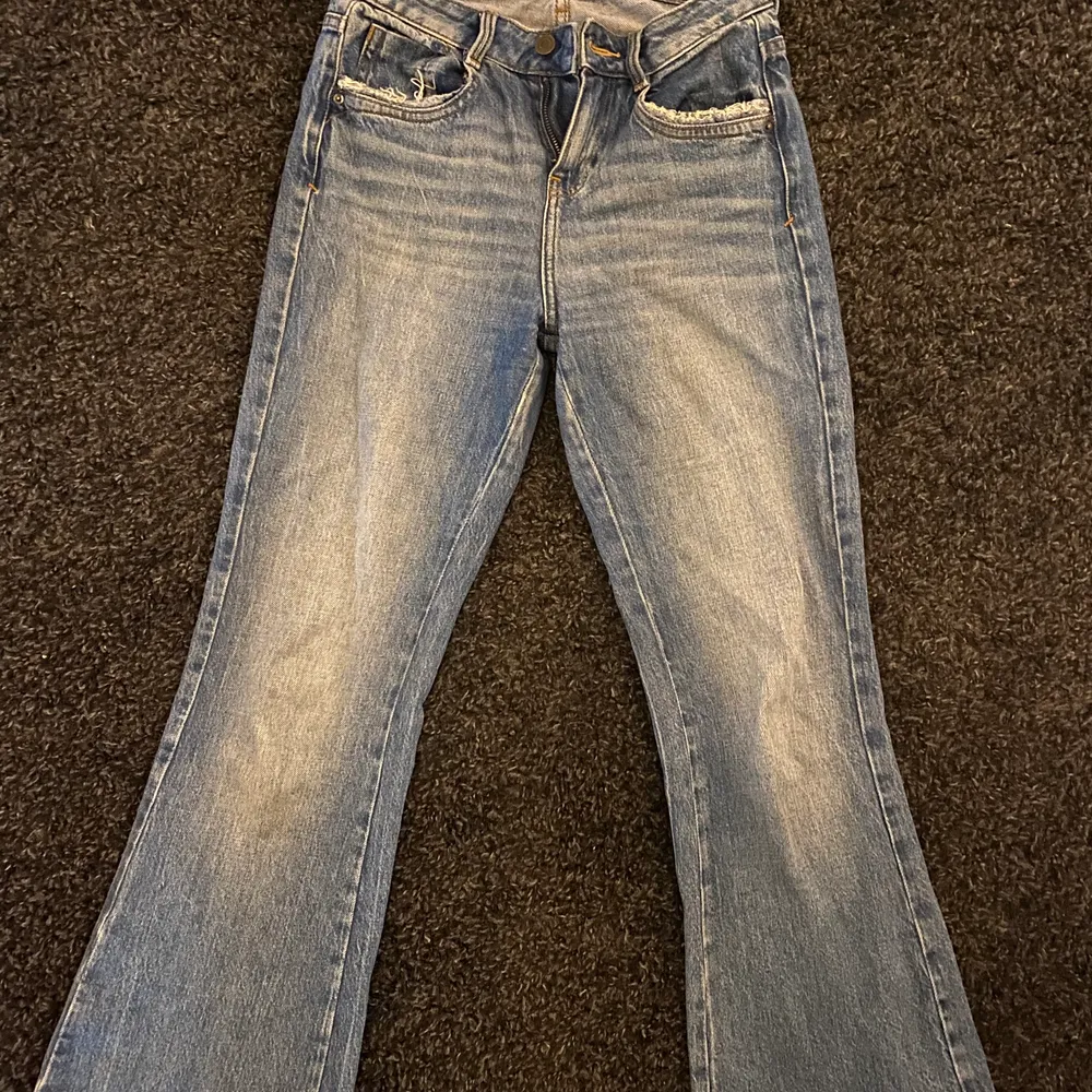 Säljer dessa wide jeans från Zara i strl 34. Endast använda ett fåtal ggr. Nypris: 300 kr, säljes för 100 kr. Köparen står för frakten. Kontakta mig vid intresse eller frågor💕💕 Jag är 163 cm lång och för mig är de perfekt i längd. Tyvärr kan jag inte prova dem på längre, då de blivit för små i midjan. . Jeans & Byxor.