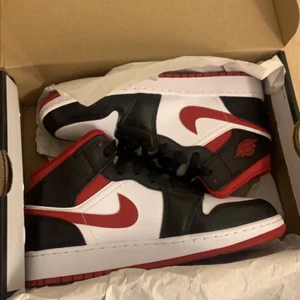 Jordans 1 mid - Storlek 38,5. Säljer p.ga köpt fel storlek. Helt oanvända. Kvitto finns på att de är äkta. Kan tänka mig mötas upp ifall man är osäker på storleken.
