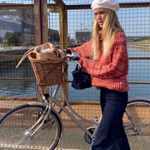 Stickad tröja  - OBS! Första två bilderna inte mina‼️ Fin stickad tröja endast använd ett fåtal gånger, varan är i gott skick. Tröjan är i storlek xs, men jag skulle säga att den passar xs-s/m 🤝 Köparen står för frakten! 