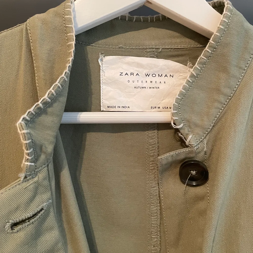 Denna fina tunna jacka är från Zara. Den är väldigt och unik och har använt den till både klänningar och byxor under vår/sommar. Den är i storlek M men skulle även säga att den passar de som har storlek S.. Jackor.