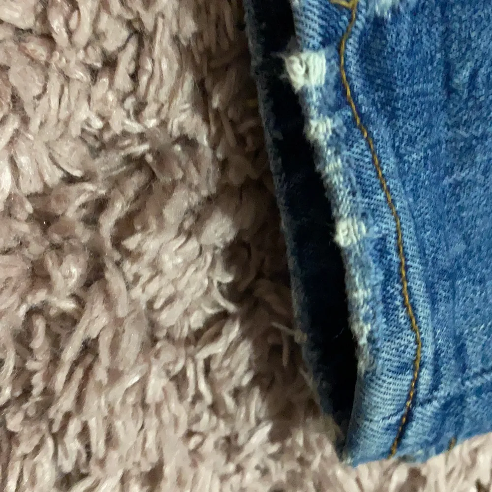 Mörk blå byxor fina och jag vill sälja dem för att dem är lite täta och jag tycker inte om täta byxor det är därför och jag har använt dem bara en ända gång . Jeans & Byxor.