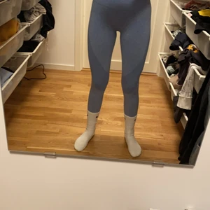 Divina Tights - Supersnygga och moderna tights från zalando ÄLSKAR de verkligen och köpte dom för 400 kr i stl s  men som inte riktigt var min stil. Dessa är superfina och jättebra skick de är knappast använda säljer för 350 frakt inräknat⚡️🤍