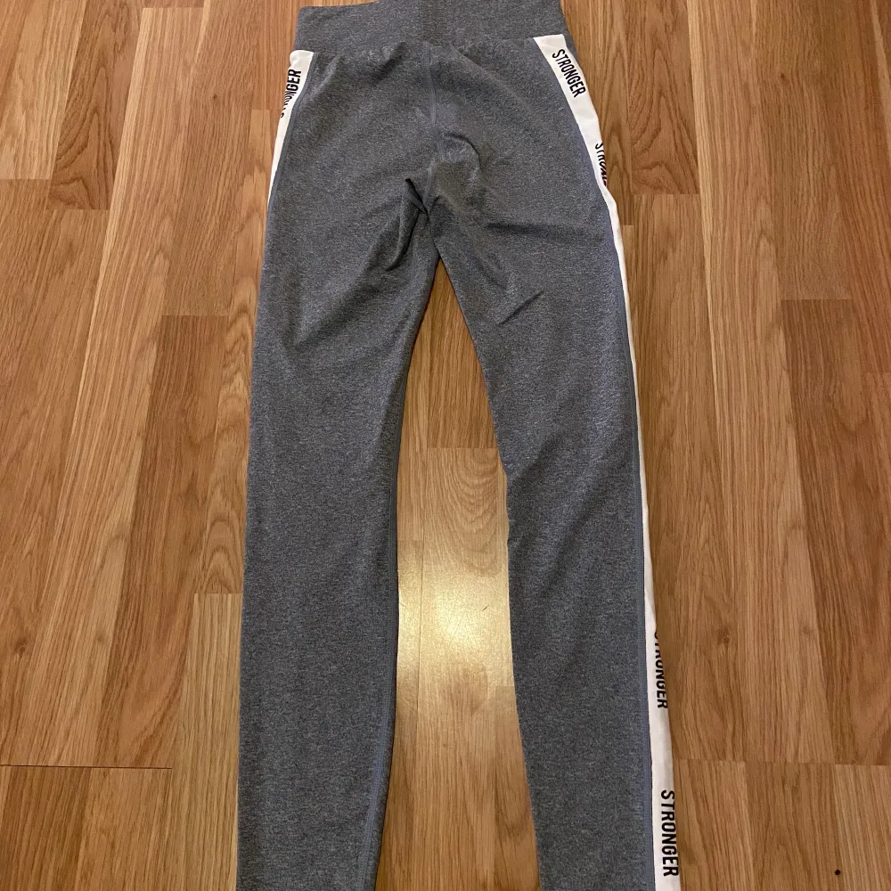 Stronger tights, aldrig använda, finns inte längre kvar på hemsidan, köpte för 799 säljer för 200kr + frakt. De är grå blå i färgen.. Farkut & Housut.