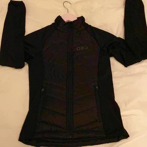 Svart vind/sport jacka  - Jätte snygg vind och sport jacka. KÖPARE STÅR FÖR FRAKT 