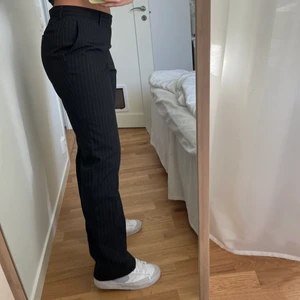 Kostymbyxor  - För små tyvärr vid låren, dom är lågmidjade och väldigt sköna! Har oftast svårt att hitta byxor som sitter bra i midjan men dessa gör verkligen de🤩 det står inte vilken stolek det är men jag är en 36 i vanliga fall.  FRAKTEN INGÅR INTE I PRISET💛