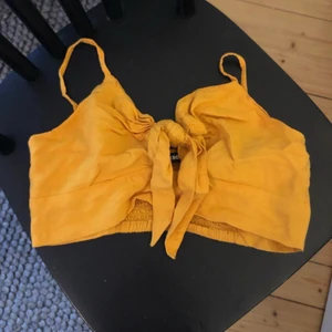 Topp - Supersöt topp som passar perfekt till sommaren, inköpt på bikbok. Nyskick 