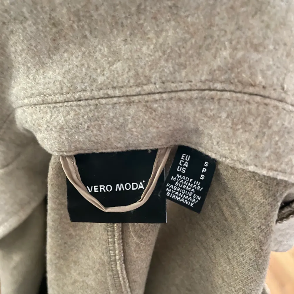 Säljer min kappa från VeroModa! Köptes för ca 3 månader sedan så är i toppskick! nypris 649! Köparen står för frakt & kan mötas i Göteborg💞. Jackor.