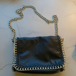 Tiamo väska  - En fin Tiamo väska i använt men gott skick. Säljer pga inte fått användning av den. Storleken är inte den minsta modellen utan den lite större.