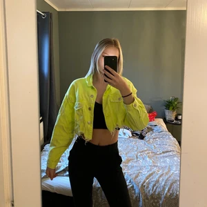 Kroppad jeansjacka, zara - En Kroppad jeansjacka från zara i neon grön/gul, storlek xs ock knappt använd💕 nypris 400kr