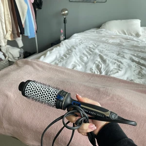 Värmeborste - Säljer denna värmeborsten från Björn Axén! Sjukt bra och resultatet blir så snyggt! Endast använd ett fåtal ggr så som ny i skicket 💜