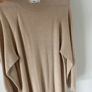 Ribbstickad klänning - Säljer denna jätte fina beiga stickade klänning från mango då den inte kommer till andvändning! Köparen står för frakten🤍