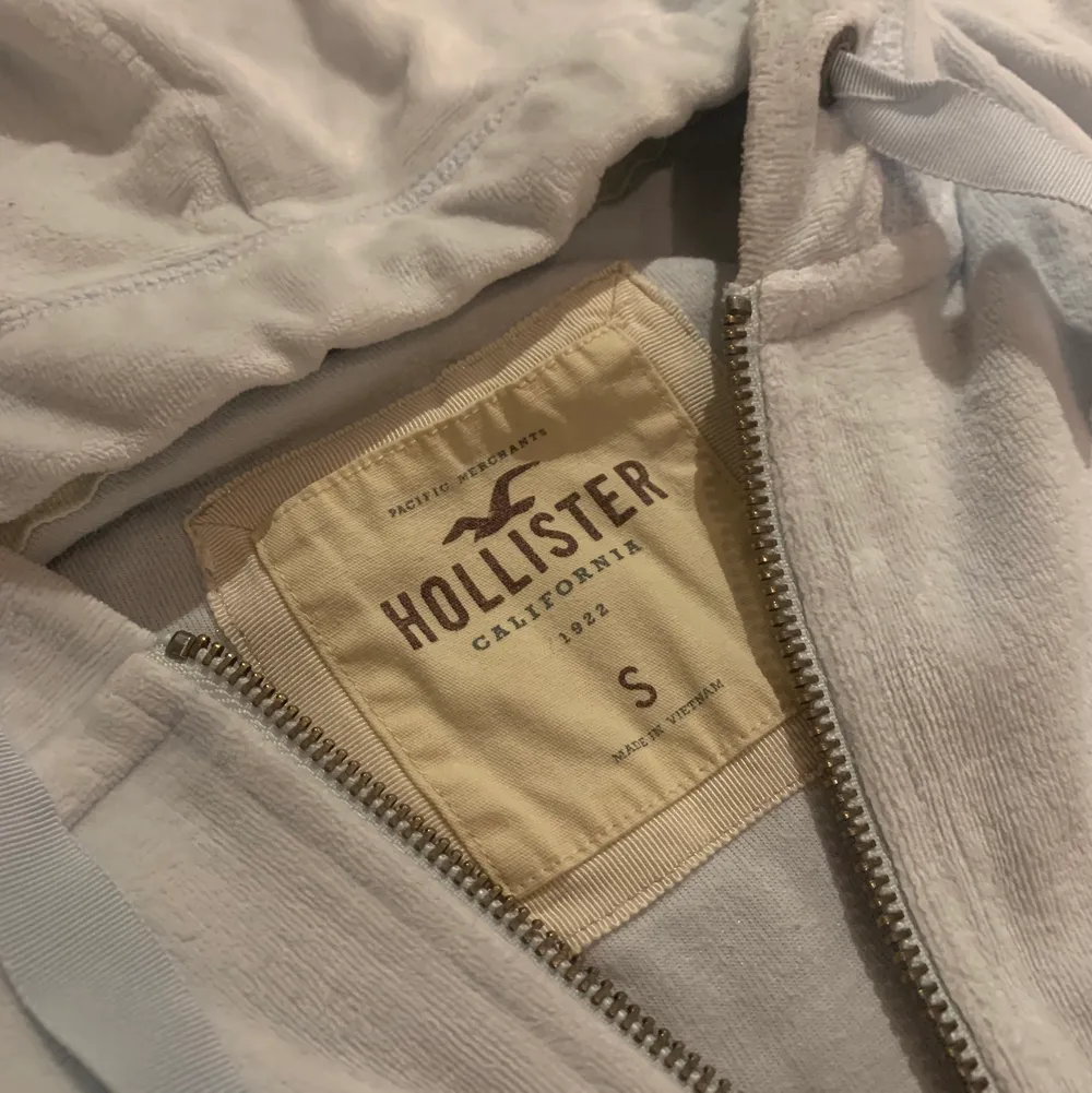 Säljer en super fin och mysig zip-up hoodie från Hollister i bra skick!! ☁️🧸Tyget är i ljusblått velour, inga skador eller slitningar🦋🦋 Har du några funderingar är det bara att höra av dig!. Tröjor & Koftor.