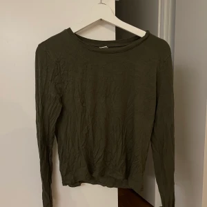 Tröja  - (Skrynklig efter att den legat nerpackad i flytten)