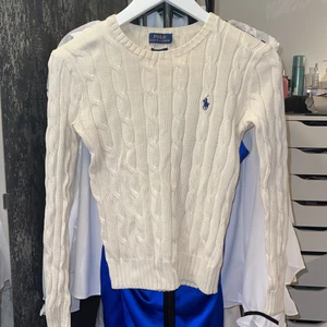 Ralph lauren tröja - Säljer min beige/vita Ralph Lauren tröja strl XS som jag köpte för ca 3 år sedan. Nypris 1495kr. Sparsamt använd och i ett väldigt fint skick. Säljer den för 500kr