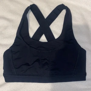 ÄKTA lululemon sport-bh!!! - säljer min kära lululemon sport-bh eftersom den blivit för liten på mig. den är i storlek S men skulle säga att den är liten i storleken så den skulle passa XS också. den är i jättefint skick förutom att loggan är lite sliten (se sista bilden)  köpt för 600kr, säljer den för 150 kr plus frakt! vid snabb och smidig affär kan jag bjuda på frakten ❤️ kan ev. också mötas upp i centrala stockholm!🦋