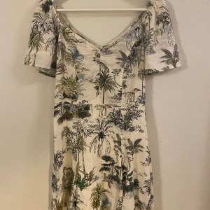ZARA linneklänning - Har innerfoder så är inte genomskinlig. Sparsamt använd, helt felfri. 