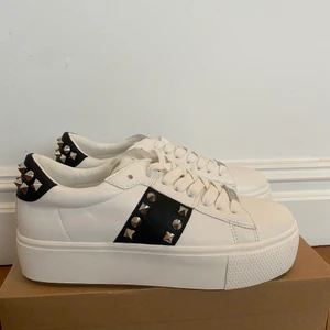 Steve Madden skor med nitar - Skor med väldigt bra skick. Aldrig använda. 