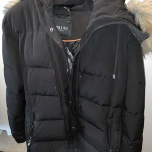 Hollies jacka  - Hollies jacka! Jätte fin i storlek 40. Använd 2 gånger inget mer. Inga skador på jackan. Säljer jackan för 1500kr , nypris 4999kr. Jätte fin jacka❤️ skriv för mer bilder❤️ Köparen står för frakten💕