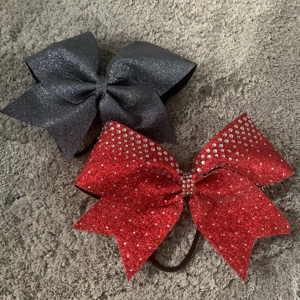 Säljer dessa så fina cheer bows! 100kr styck! Använda max 2 gånger! (Köpare står för frakt) obs DEN MÖRKA ÄR SÅLD. Asusteet.