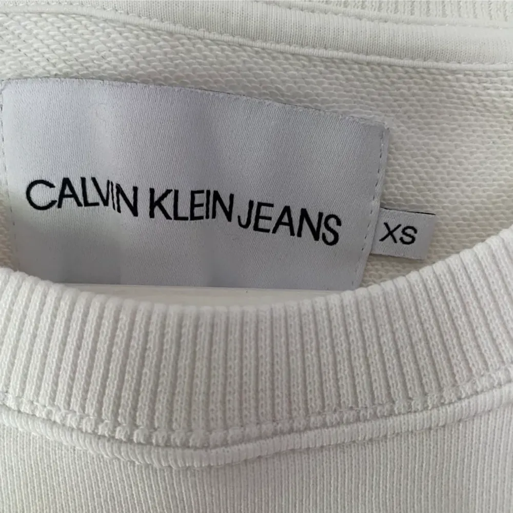 Fin basic tröja från Calvin Klein i storlek XS. Nypris var 999 kr.. Tröjor & Koftor.