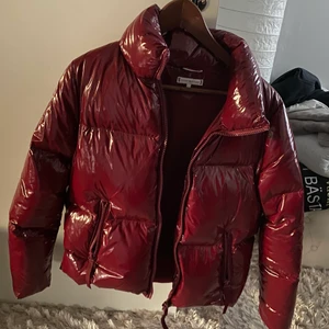 TOMMY HILFIGER PUFFER - Vinröd/ mökröd jacka från TOMMY HILFIGER i strl S. Nypris ca 2 500kr - SÄLJS INTE LÄNGRE vad jag vet! Obs! Köpare står för frakt❤️ (skickas med spårbar frakt 66-99kr) LÄGGER UT DENNA IGEN PGA OSERIÖSA KÖPARE. BUDA EJ OM DU INTE KAN BETALA