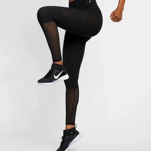 Nike tights - Säljer nu dessa nike träningsleggings i storlek xs. De är från nike, ”Nike pro hypercool”. Använda endast 2 gånger. De har meshtyg längst sidan och vid vader.
