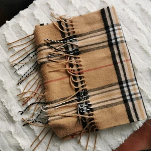 Halsduk  - Burberry liknande halsduk 