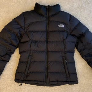 The North Face Puffer Down Jacket strl S - Säljer en mycket fin vinterjacka från The North Face. Jackan är i storlek S och helt utan defekter. Säljer för 750 kr & frakt ingår.