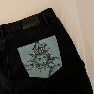 Low/midrise jeans i storlek 42 men små i storleken!🌟 målade fickor på baksidan🎨