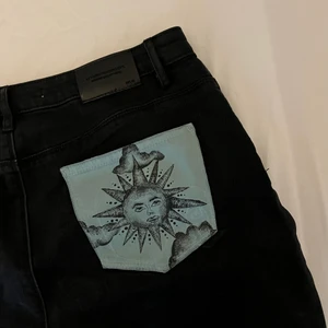 Jeans med målade fickor  - Low/midrise jeans i storlek 42 men små i storleken!🌟 målade fickor på baksidan🎨