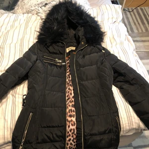 Rockandblue Jacka med falsk päls - Denna fina vinterjacka är varm och är köpt från Rockandblue för cirka 2 år sedan. Använd max 2 gånger och är helt fläckfri utan några skador! Nyskick. Falskt päls. Jackan är i  storlek - 34/XS. 