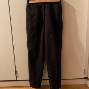 Svarta kostymbyxor  - Svarta kostymbyxor från Zara. De är höga i midjan och går ungefär till anklarna. Kan mötas i Stockholm eller skicka, men köparen står för frakten 💗