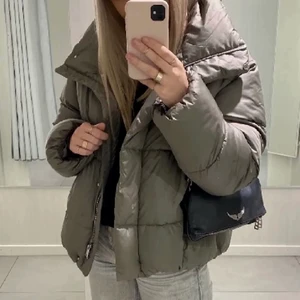 H&M puffer jacka  -  Köpt från hm förra vintern men knappt använd då den inte var min stil. I storlek L men sitter som en M/S💓
