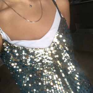 Glittrigt linne / topp - Y2k känsla, köpt second hand.  FÖRST TILL KVARN SÄLJER MYCKER ANNAT!!! 