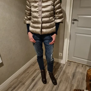 LIU JO dunjacka  - LIU JO dunjacka, str 36, färg - tape, mycket fint skick. 