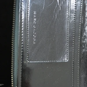 Marc jacobs plånbok i silver färg  - Finnt plånbok från Marc jacobs. Många praktiska fack och korthållare.