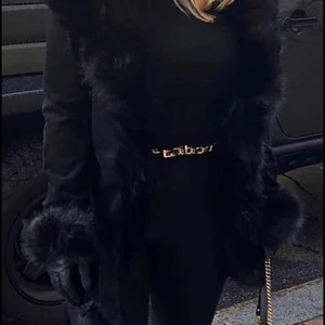 Skit snygg pälsjacka/ kappa Storlek S - Helt ny, oanvänd. Prislapparna ligger kvar. Finns i Stockholm och kan mötas upp. Kan fraktas alternativ spårbart. 