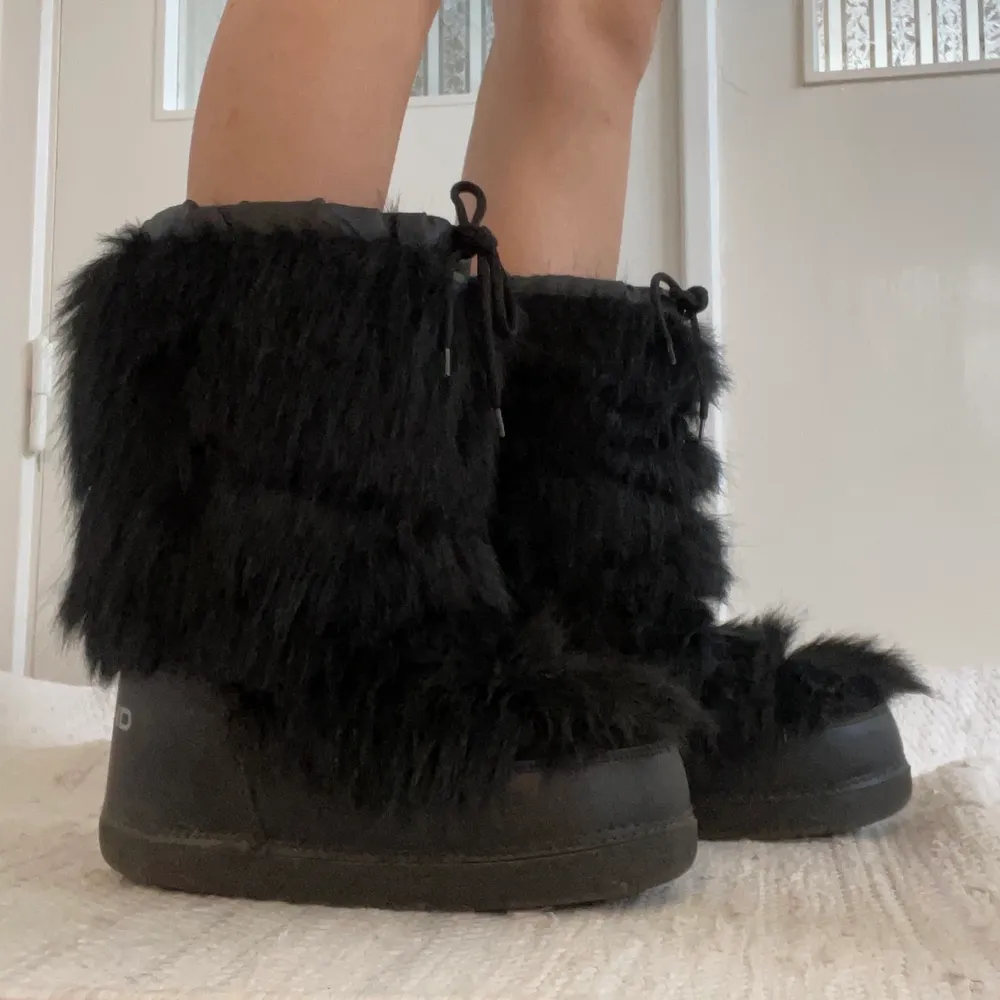 ”moon boots” från vagabond med svart päls (ej äkta). använda en vinter och i fint skick, förutom något skav inne i skon. supervarma och passar allt från 38-41 då det bara är att sätta på sig någon socka om de glappar lite. absoluta favoriter men håller på att flytta och får inte med mig allt:/ jag brukar ha strl 39/40. Skor.