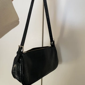 Svart axelväska 🖤 - Säljer min fina axelväska, använd fåtal gånger och är en perfekt storlek! 