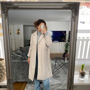 Beige/vit kappa - En väldigt snygg kappa som nästintill är oanvänd, storlek uk8 men passar mig som är en xs/s passar även en M. Beror på hur man vill att den ska sitta