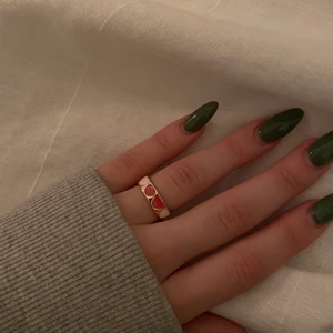 Guldring med rosa hjärtan💕 - Guldring med små rosa hjärtan💕 Har 5 st av dessa 🥰Köparen står själv för frakten🤍
