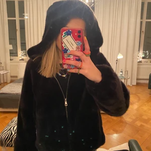 Zara Jacka - Storlek XS, säljer pga har växt ur, köptes för två vintrar sen tror jag från Zara Trf (600kr) och knappt använd - väldigt varm. Säljes för minst 200kr